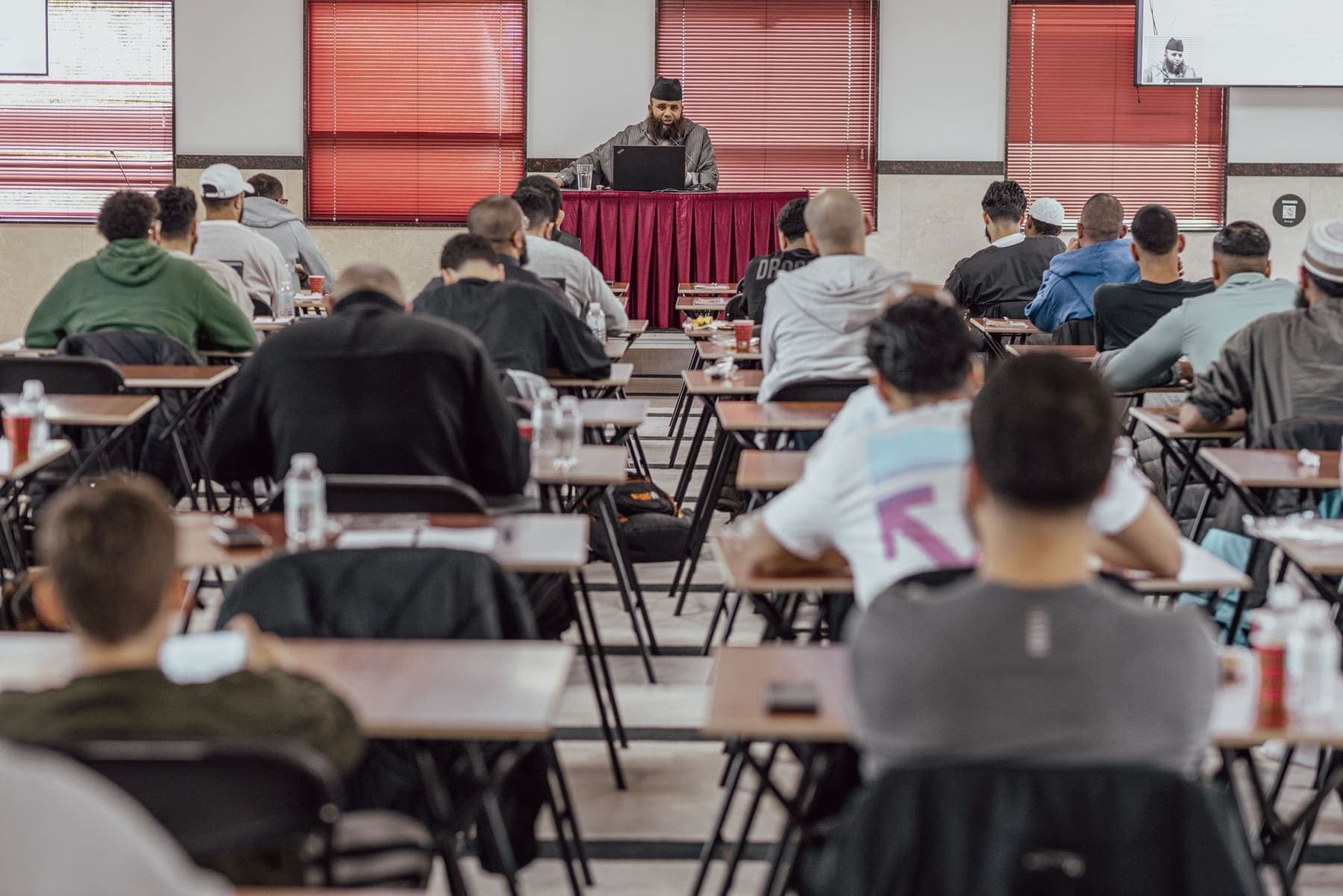 Studenten volgen een les in de grote zaal